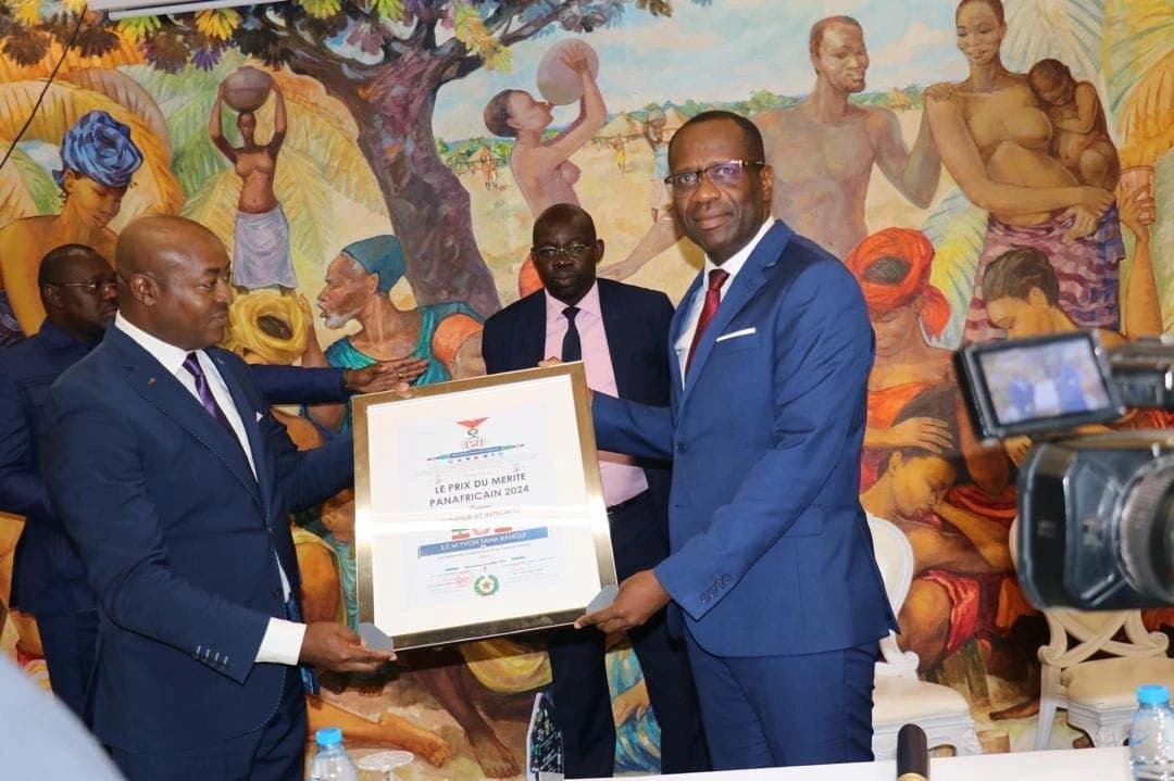 Ethique et Intégrité : Yvon Sana Bangui reçoit le Prix du mérite Panafricain 2024