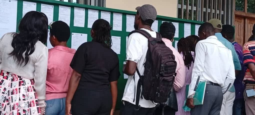 Du 15 au 17 juillet, l'esplanade de la délégation départementale des Travaux publics de l'Océan, à Kribi, s'est transformée en salle d'embauche à ciel ouvert. Organisée par l'agence locale du Fonds national de l'emploi (FNE), la bourse de l'emploi met en relation directe 78 offres (correspondant à plus de 700 postes) avec des centaines de chercheurs d'emploi venus CV en main, dans une ville portuaire où l'insertion professionnelle reste un enjeu constant.