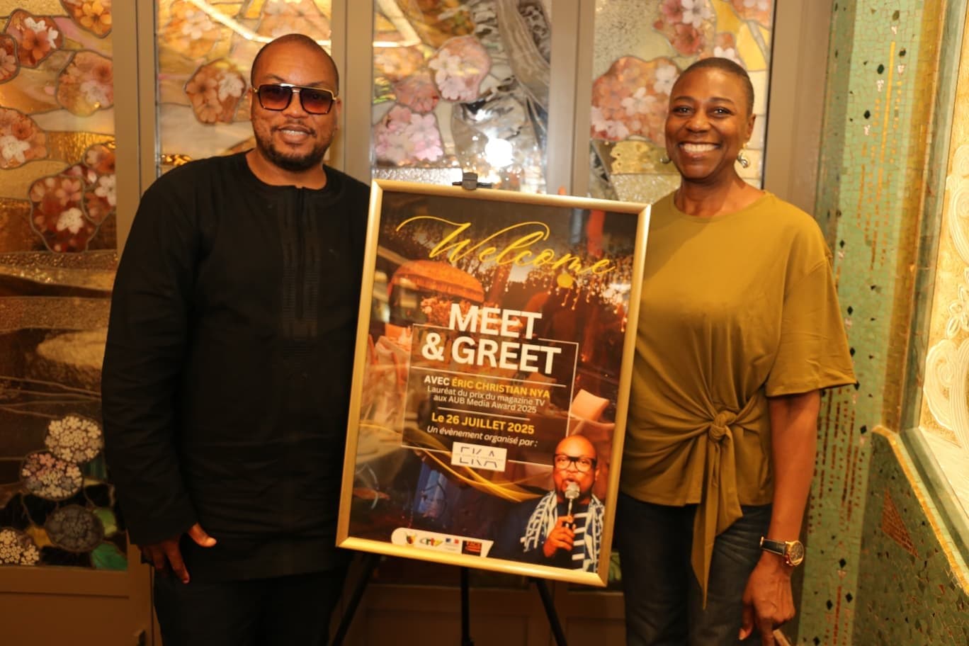 Éric Christian Nya célèbre son prix de Meilleur Magazine TV à Paris