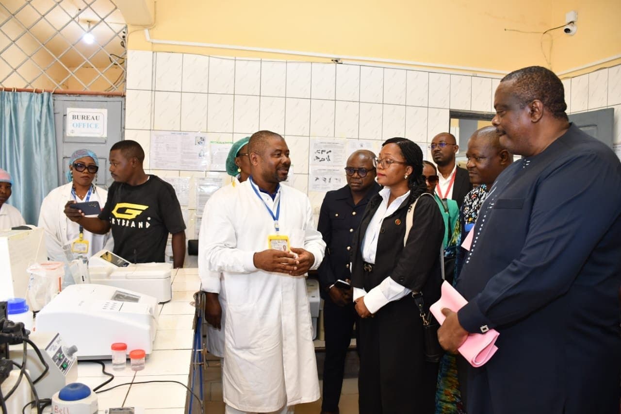 RSE : Boissons du Cameroun équipe le laboratoire de l’Hôpital de New Bell