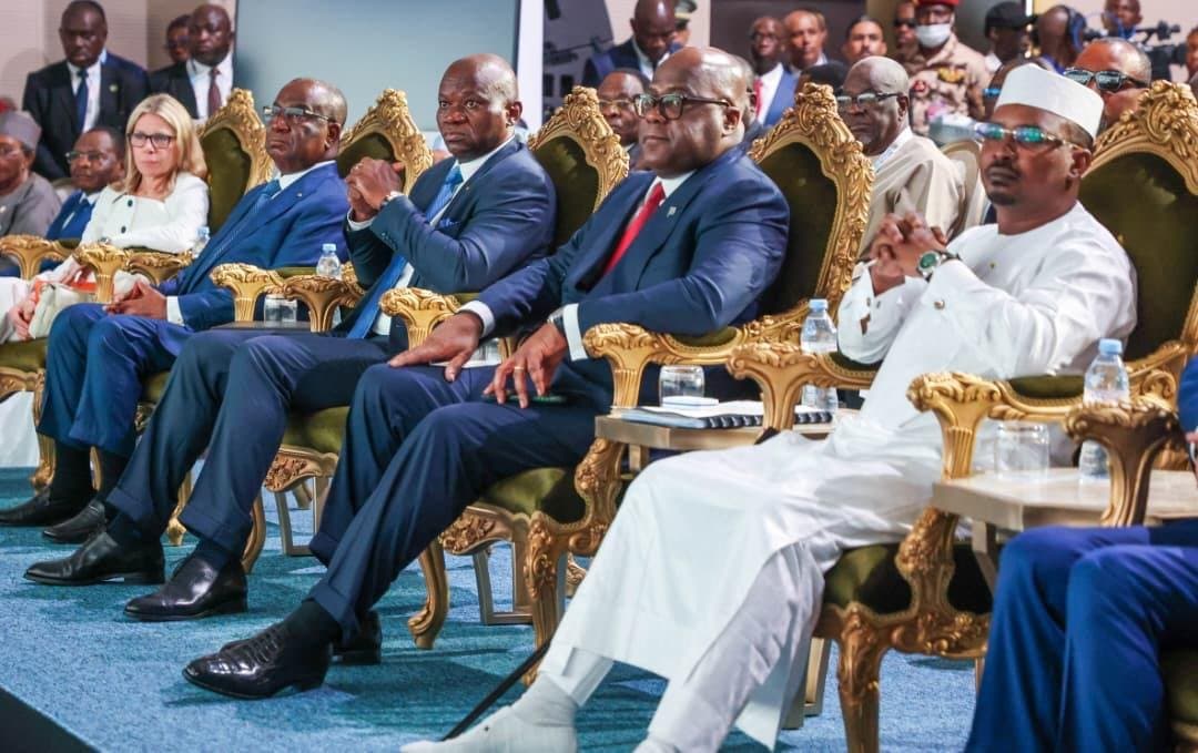 Selon l'Union africaine et le Conseil des ministres africains chargés de l'eau (AMCOW), le continent doit mobiliser chaque année entre 45 et 64 milliards de dollars pour atteindre la sécurité hydrique, alors que les montants effectivement investis se situent entre 10 et 19 milliards de dollars. Le déficit annuel qui en résulte avoisine 30 milliards de dollars.