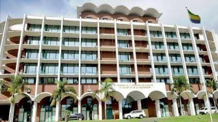 Le Parlement gabonais a adopté, le 1er juillet 2026, la Loi de finances rectificative (LFR) 2026, qui ramène le budget de l'État à 5 495,2 milliards de FCFA, en baisse de 862,9 milliards par rapport à la loi initiale. Au-delà de cet ajustement budgétaire, le texte contiendrait une disposition modifiant le régime de déduction fiscale des provisions constituées par les banques et sociétés de financement