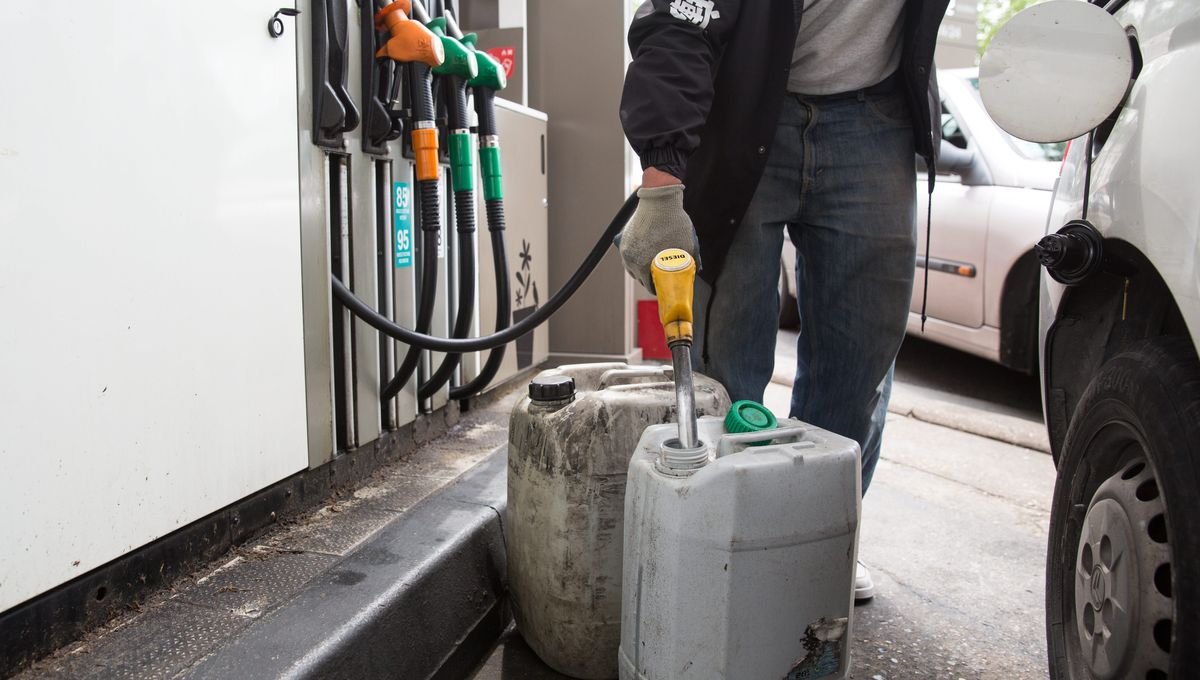 Hydrocarbures : L'autorisation de la vente de carburant dans les bidons  divise l'opinion - L'Economie