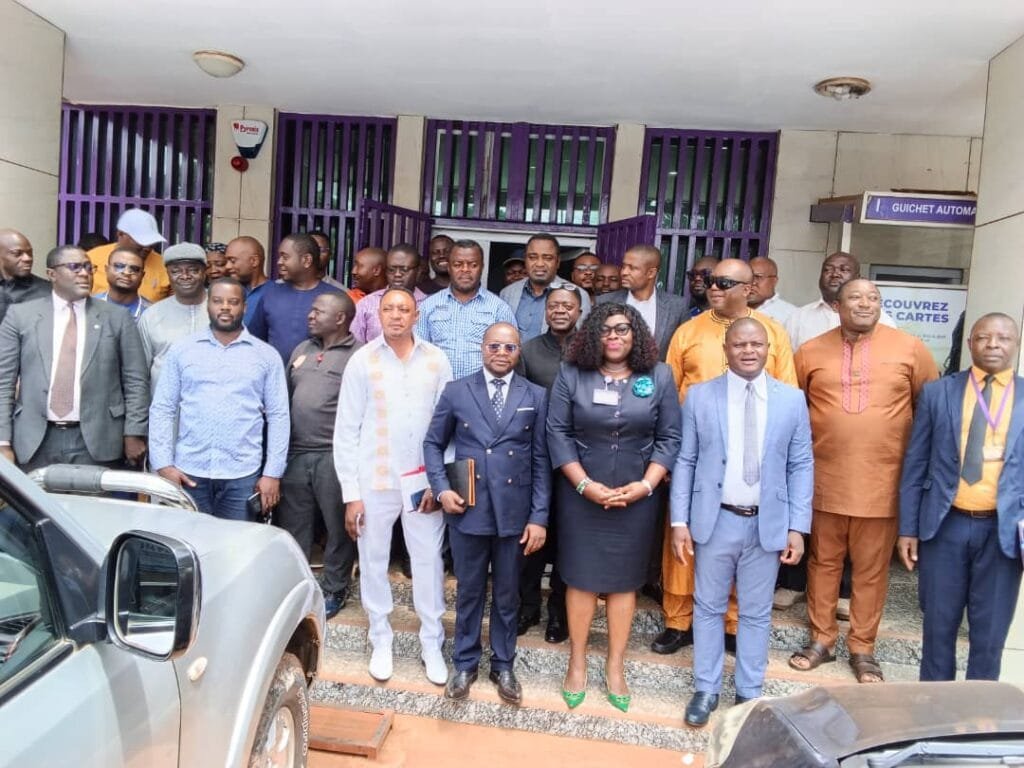 CCA Bank, une banque proche des réalités du terrain : rencontre avec les distributeurs SABC et les transporteurs de l’Ouest