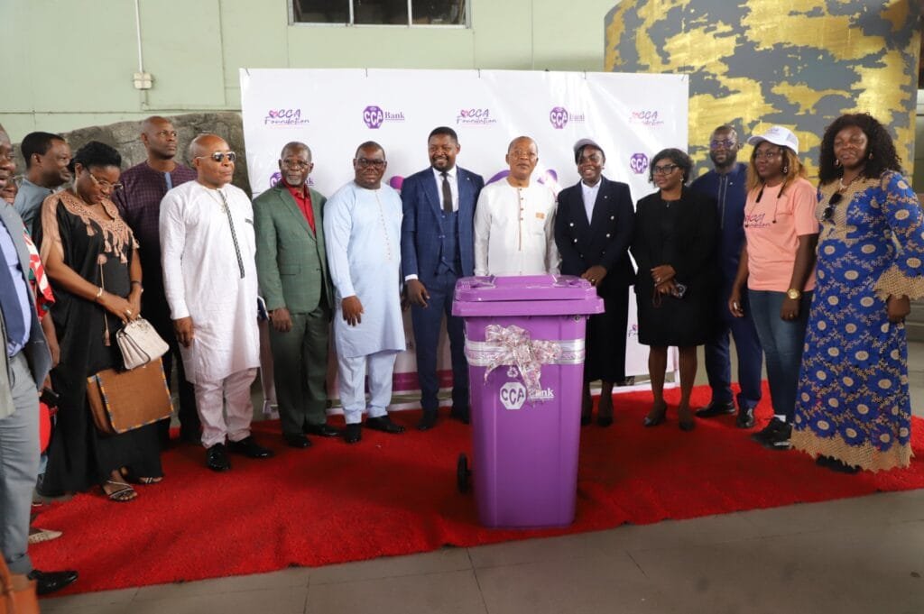 CCA Bank remet officiellement des poubelles à l’ESSEC Douala : un engagement renouvelé en faveur du développement durable