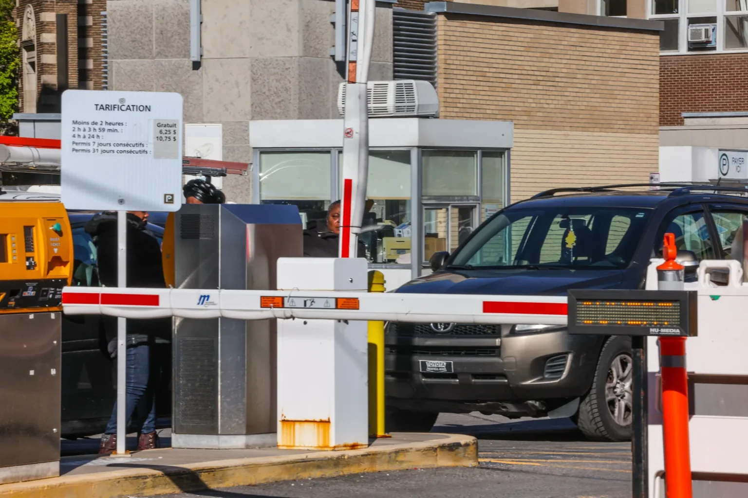 Stationnement hospitalier : Le gouvernement met un terme aux parkings payants dans les hôpitaux