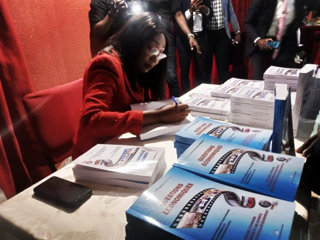Littérature : Lucrèce Mebenga présente les tomes I & 2 de « Questions économiques »